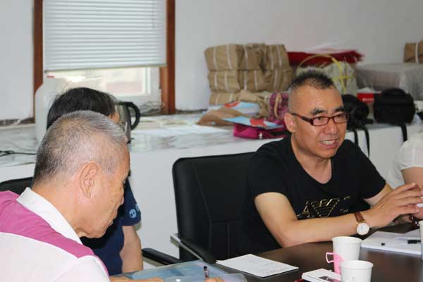 7月27日中国红色影视文化联合会秘书长南下支队制片人郝文彬（原名郝文武）请南下支队后代座谈南下支队项