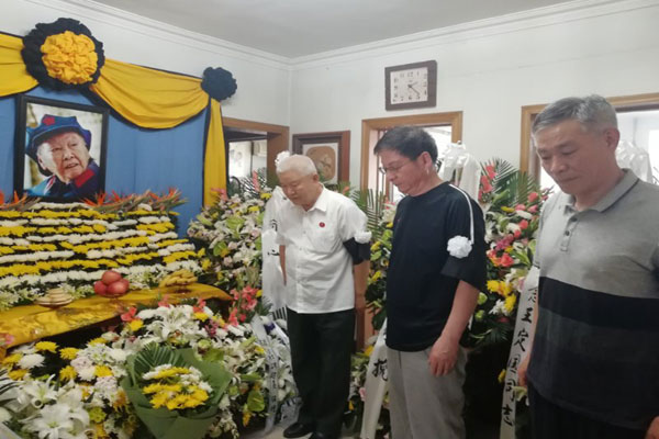 缅怀老红军王定国老人——贾雪阳将军（南下支队剧组总策划）赶赴现场悼唁